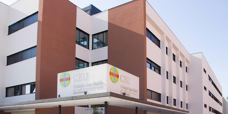 Juan Carlos Vera administra el sacramento de la Confirmación a alumnos del Colegio CEU San Pablo Sanchinarro