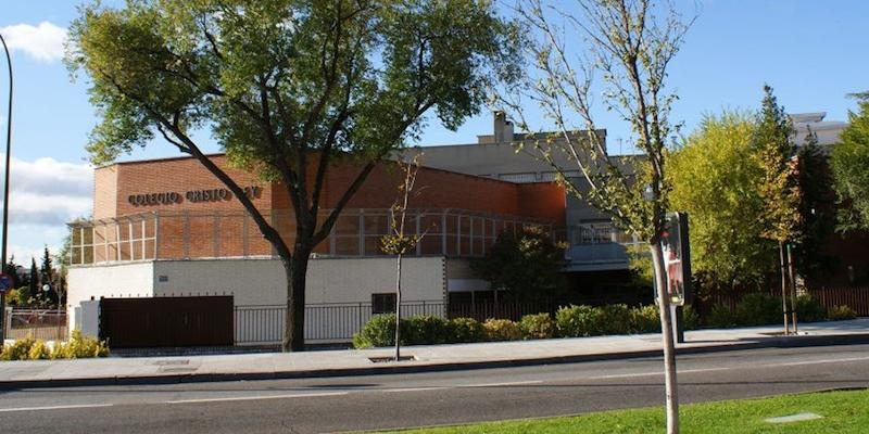 Monseñor Jesús Vidal administra el sacramento de la Confirmación en el colegio de las Esclavas de Cristo Rey