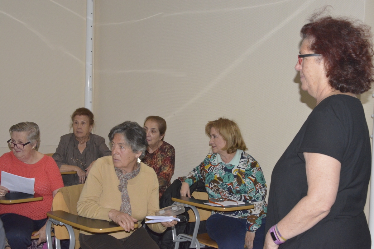 El centro de mujer Alonso Cano aborda los riesgos con el sol y las intoxicaciones alimenticias