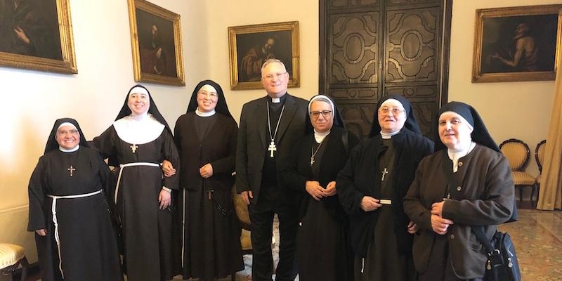 Las responsables de la federación de Clarisas Capuchinas de España visitan al obispo de Cartagena