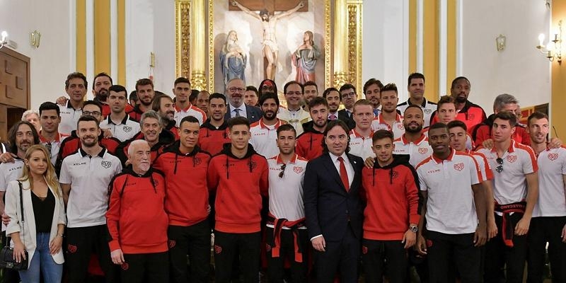 El Rayo Vallecano realiza una ofrenda floral a la Virgen del Carmen tras su vuelta a Primera División