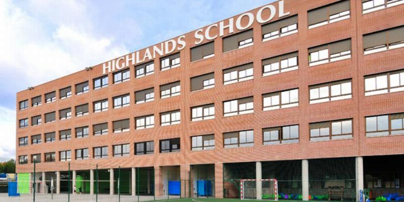 Gil González administra la Confirmación a alumnas del Highlands School El Encinar