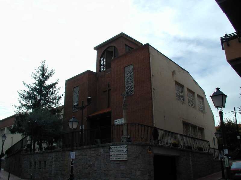 El grupo 'Hilvanes Solidarios', de Nuestra Señora del Carmen de Pozuelo, dona casullas para los misioneros