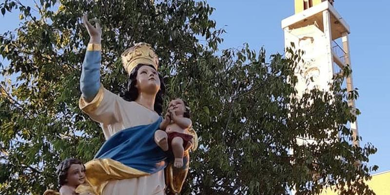 El padre Gabin Seka preside los cultos en honor a la patrona de la Colonia de los Ángeles de Pozuelo de Alarcón