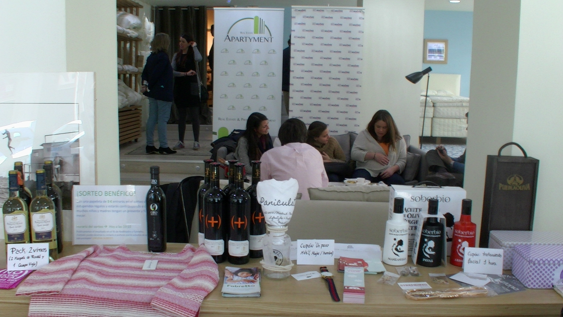 Fundación Redmadre dona la recaudación del mercadillo Charity Market a su Asociación de Madrid para la compra de leche y pañales