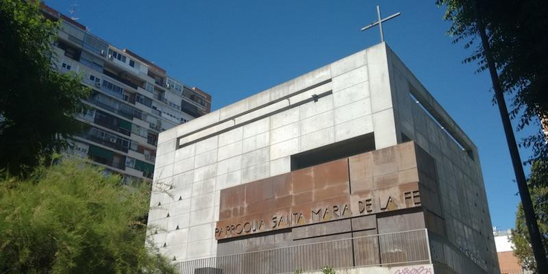 El padre Ángel Camino celebra una Eucaristía en Santa María de la Fe