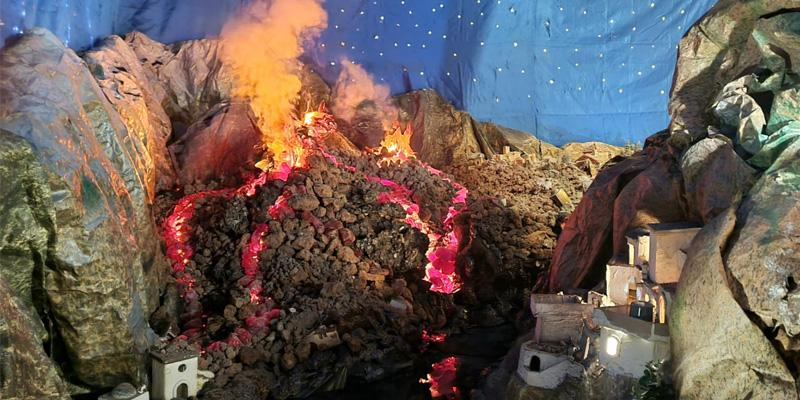 La parroquia San Cristóbal recrea el volcán de La Palma en su belén