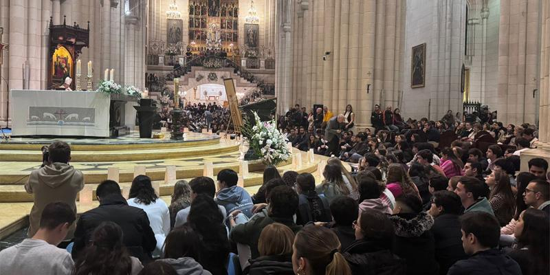 El arzobispo de Madrid, en la Vigilia de la Almudena: «María nos llama a construir grupos y comunidades que derriben murallas»
