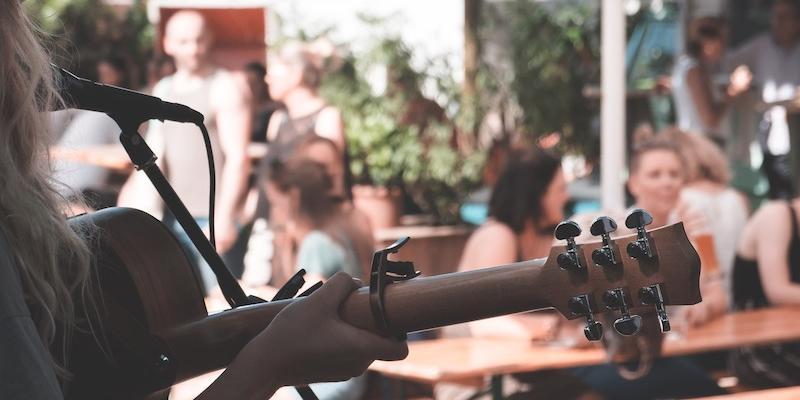 Las familias del residencial Jubileo de Cáritas Diocesana de Madrid dan la bienvenida a la Navidad