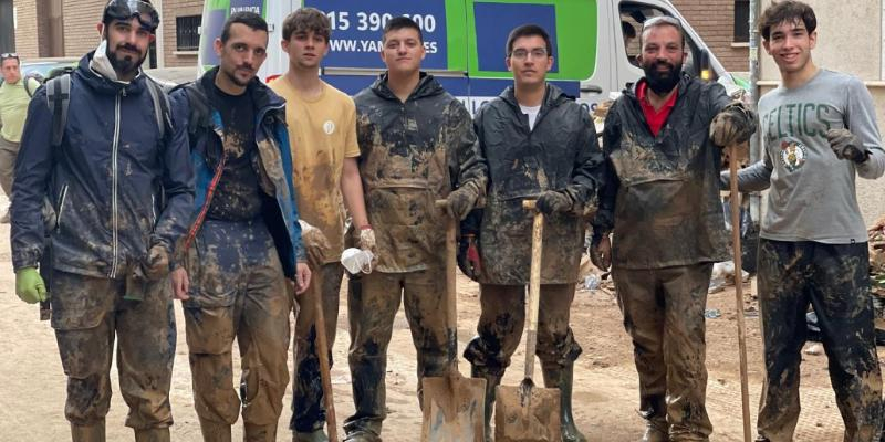 Jóvenes de la parroquia de Santa Teresa de Jesús: «Hemos ido a Valencia a ayudar a nuestros amigos»