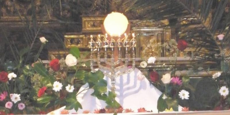 Las Hermanitas del Cordero celebran la solemnidad del Corpus Christi en la capilla del Obispo