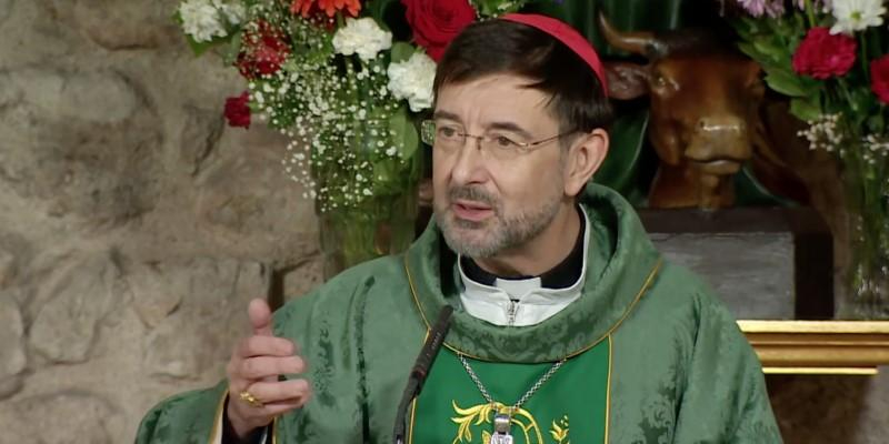 El cardenal Cobo recuerda que «muchos desplazamientos turísticos y peregrinaciones se han sustituido por éxodos de personas que son obligadas a abandonar sus hogares»