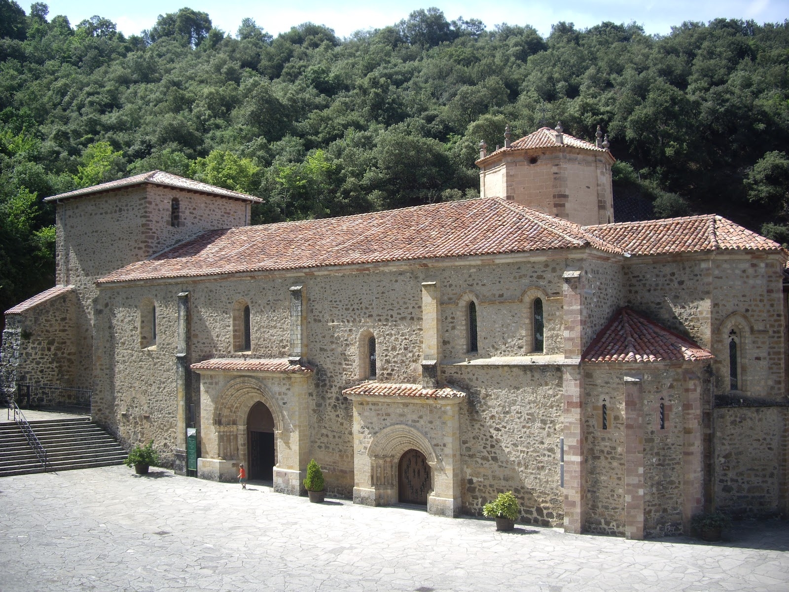 Los seminaristas de la diócesis peregrinan a Santo Toribio de Liébana para «conocer más el amor al que el Señor los ha llamado»