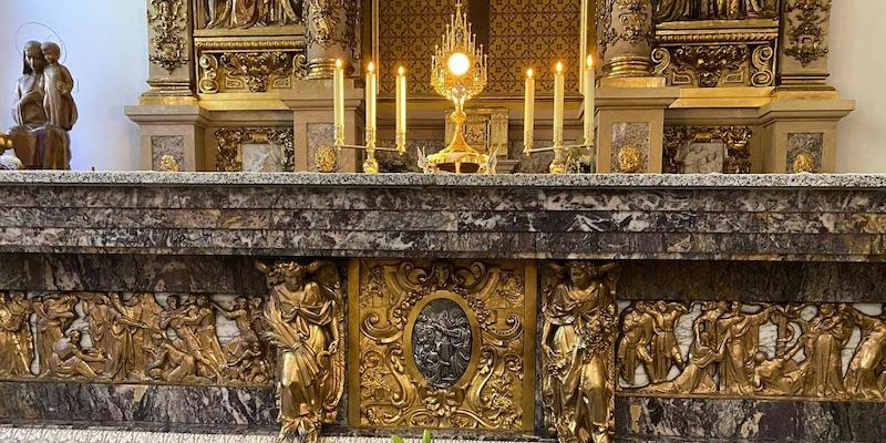 Nuestra Señora del Carmen de Pozuelo celebra los primeros viernes de mes un rosario meditado con adoración eucarística