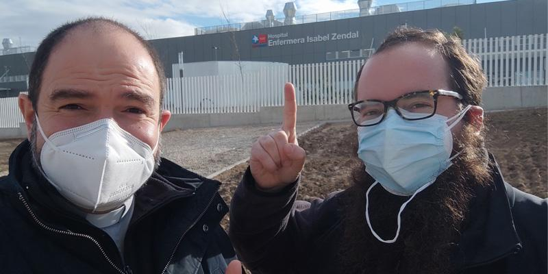 Capellanes del Zendal: «Es muy bonito ver la alegría que muestran al darles al Señor»