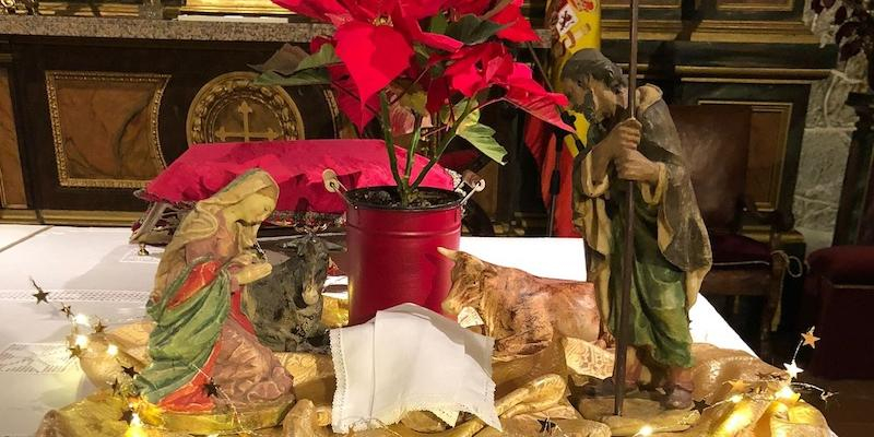 Navalagamella recupera la procesión del Niño acompañado por bailarines en la festividad de Santa María Madre de Dios