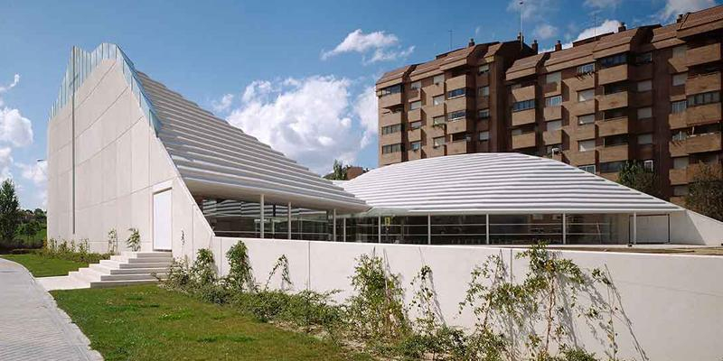 Santa Teresa de Jesús, la parroquia de Tres Cantos inspirada en 'Las Moradas', celebra sus fiestas recordando a la santa que fue un soplo de aire fresco en la Iglesia