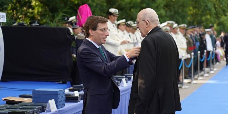 El cardenal Osoro, medalla de oro de la Policía Municipal de Madrid