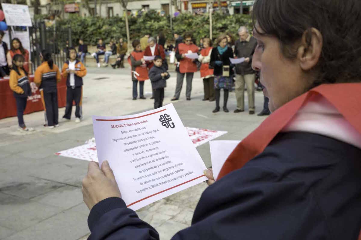 La plaza del Canal de Isabel II acoge un círculo de silencio de Cáritas Vicaría VIII