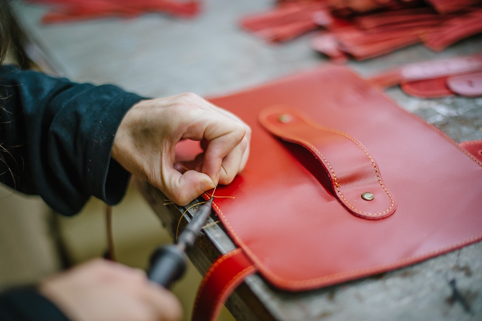 La Tienda de Cáritas Madrid inicia la Semana del bolso y los complementos