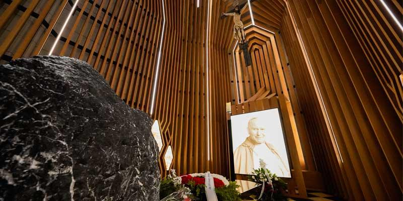 El cardenal José Cobo preside una misa en la catedral en la festividad de san Juan Pablo II