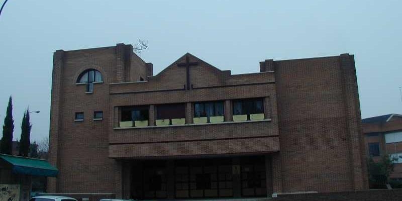 El vicario episcopal de la VIII imparte el sacramento de la Confirmación en San Víctor