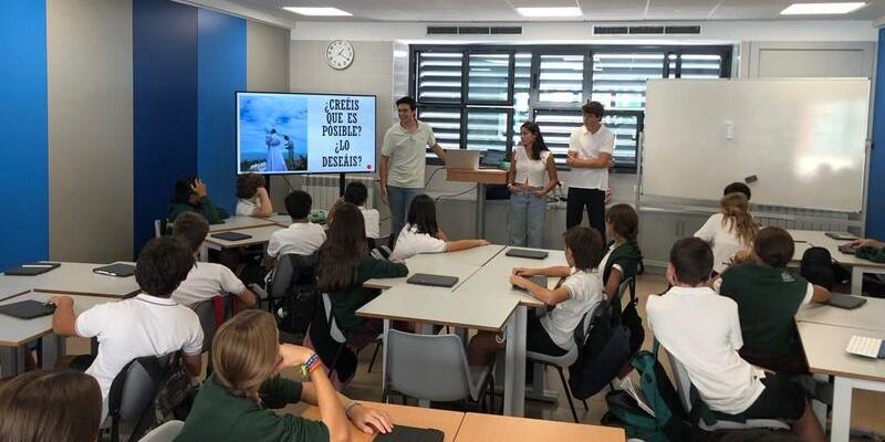 El cardenal José Cobo visita el Colegio San Ignacio de Loyola de Torrelodones, con motivo de su 60 aniversario