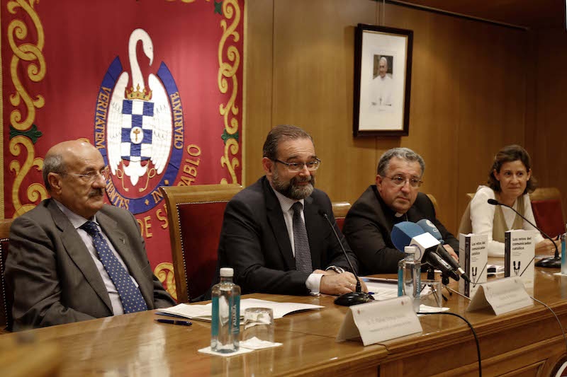 Monseñor Ginés García Beltrán en el CEU: «Estamos llamados a comunicar verdad con caridad»