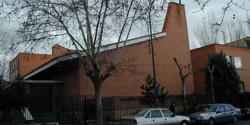 José Luis Díaz Lorenzo presenta al párroco de Virgen del Mar