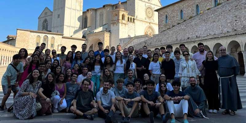 Peregrinación juvenil de la parroquia del Rosario a Asís: «Los jóvenes quieren autenticidad, y san Francisco es auténtico»
