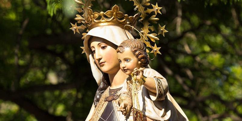 El padre José Fernández Marín predica en la iglesia de Santa Teresa la novena en honor a la Virgen del Carmen