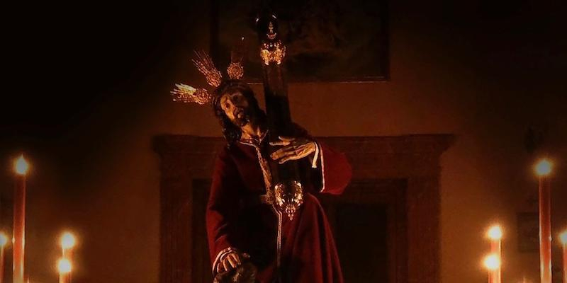 La Hermandad Santísimo Cristo de las Tres Caídas presenta su cartel procesional