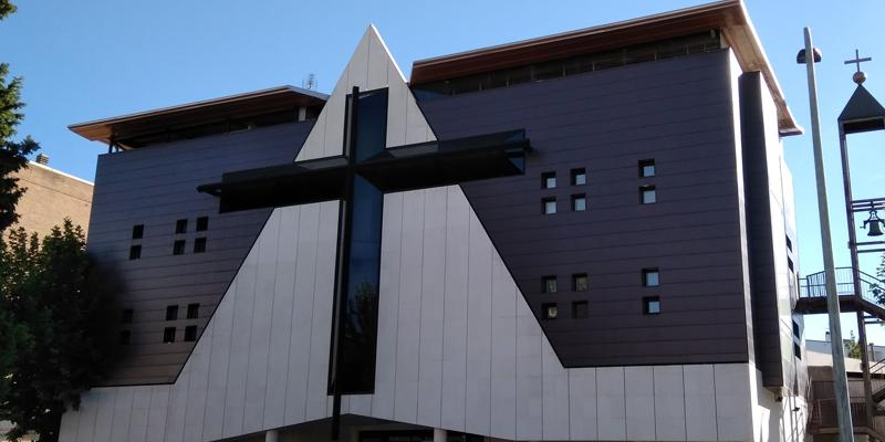 Juan Carlos Vera administra el sacramento de la Confirmación en Nuestra Señora de Valvanera de San Sebastián de los Reyes