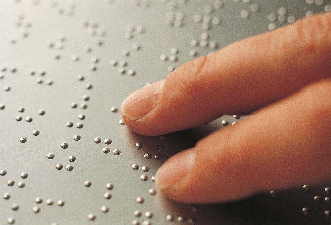 Proclamación de la Palabra en braille en la iglesia de San Antón