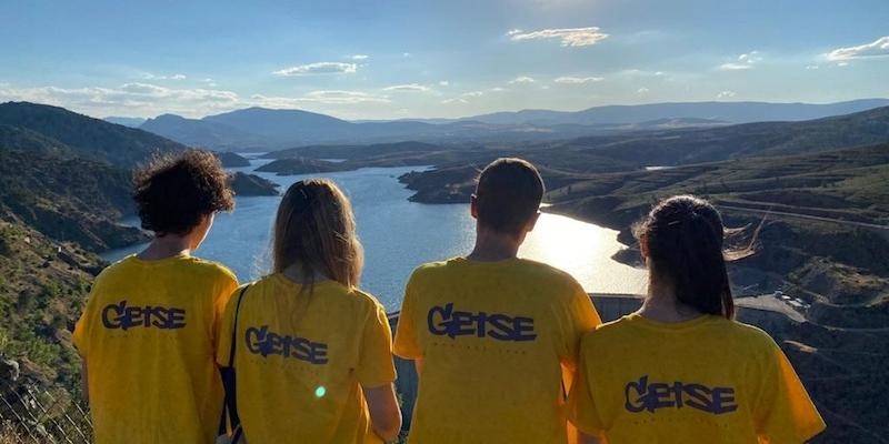 Un grupo de adolescentes de Santa Paula participa en un campamento en el centro diocesano El Atazar II