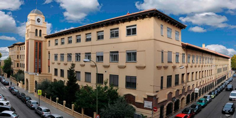 El padre Ángel Camino administra el sacramento de la Confirmación en el colegio Nuestra Señora del Buen Consejo