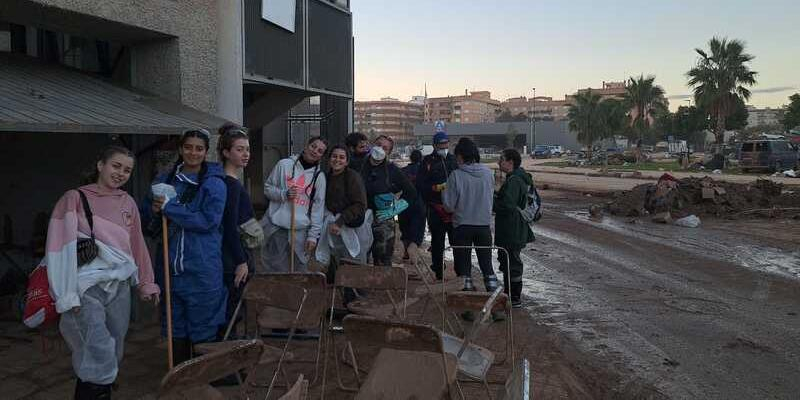 Manos solidarias desde Madrid: el viaje de algunos jóvenes del San Ignacio de Loyola de Torrelodones a Catarroja para «colaborar con las familias» que lo han perdido todo