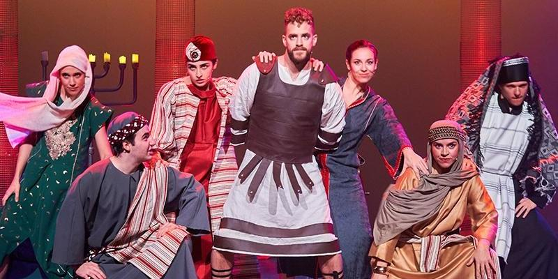 Javier Lorenzo, director de “La noche del 24”: «Un espectáculo de primer nivel que aterriza en los teatros Luchana para contarle al mundo que en Belén no nació Papá Noel»