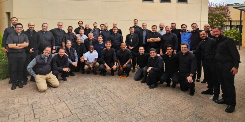 Los «sacerdotes jóvenes» de Madrid  reciben al cardenal Cobo en su convivencia de inicio de curso: Un espacio para trabajar en la importancia del trabajo «en equipo»