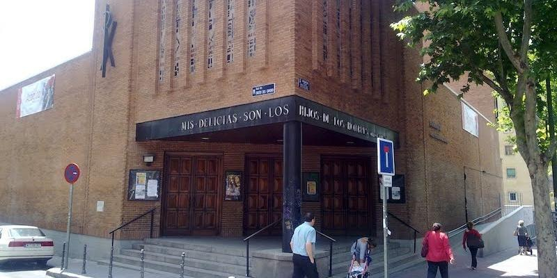 Juan Pedro Gutiérrez administra el sacramento de la Confirmación en Nuestra Señora de las Delicias