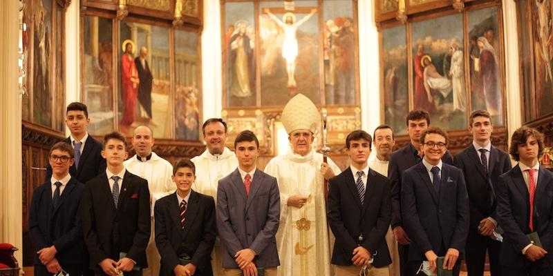 Alumnos del Colegio Arzobispal reciben el sacramento de la Confirmación de manos del cardenal Osoro