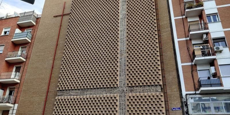 El padre Ángel Camino administra el sacramento de la Confirmación en San Eduardo