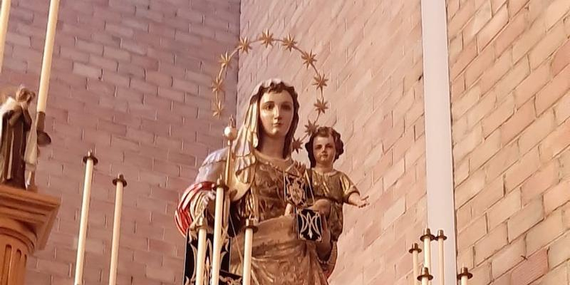 La iglesia de San Juan de la Cruz celebra la fiesta del Carmen con Misa solemne e imposición de escapularios