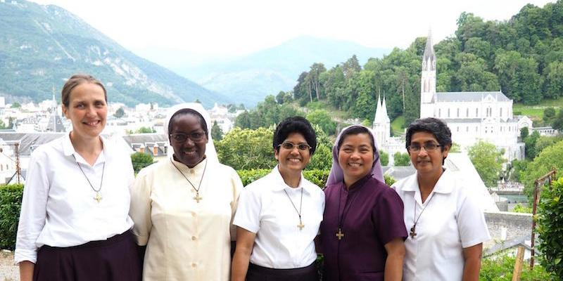 El cardenal Osoro mantiene un encuentro con la madre general de las religiosas de la Asunción