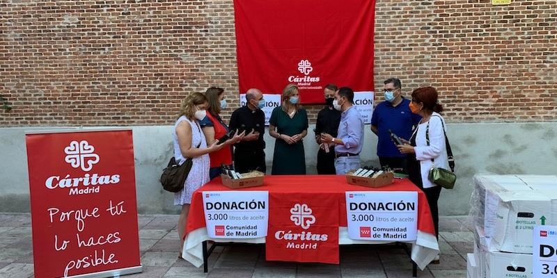 El arciprestazgo de Santa Cristina y San Leopoldo recibe 3.000 litros de aceite de oliva donados por la Comunidad de Madrid