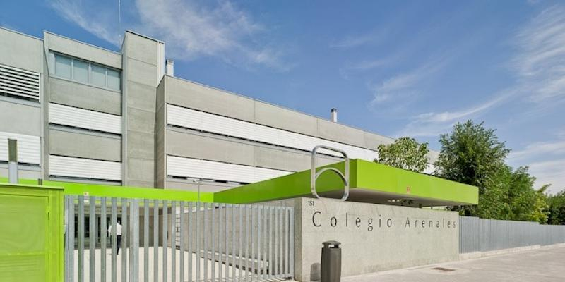 Gabriel Benedicto administra este viernes el sacramento de la Confirmación en el Colegio Arenales Carabanchel