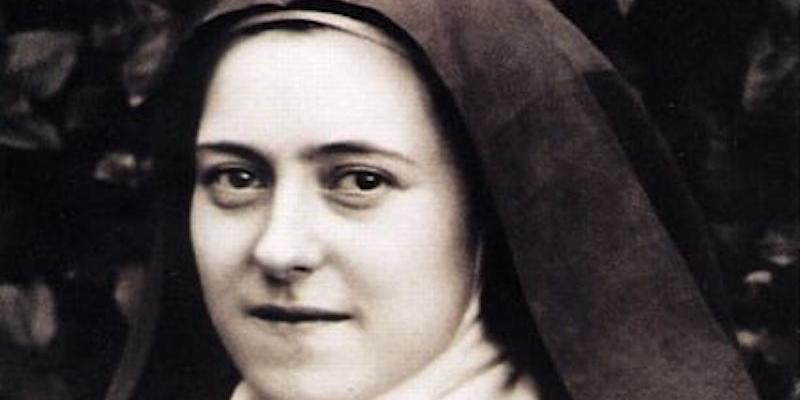 Santa Teresa y Santa Isabel imparte la bendición con una reliquia de santa Teresita en su festividad litúrgica