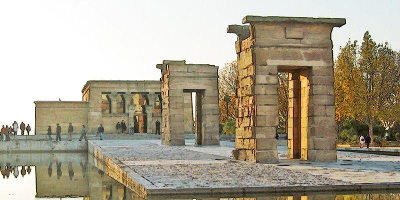 El Templo de Debod recibe la visita de los residentes de la casa de acogida San Agustín y Santa Mónica