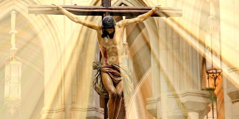 Jóvenes de Hermandades y Cofradías en colaboración con Jóvenes Madrid celebran un Vía Crucis en la catedral