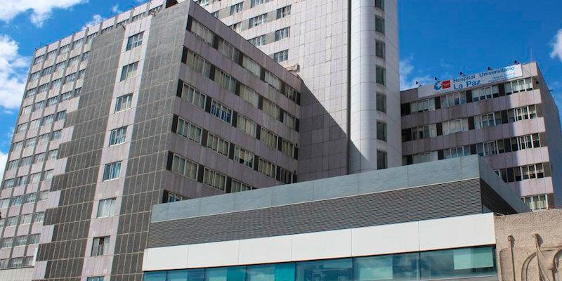 El padre Ángel Camino preside una Eucaristía en el Hospital Universitario La Paz